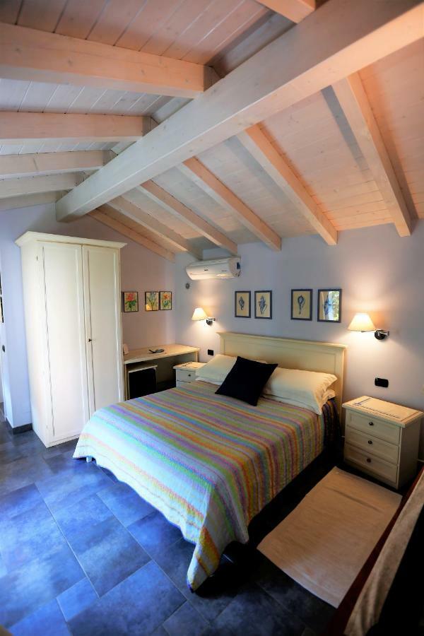 B&B Villa Dei Pini กันโนบีโอ ภายนอก รูปภาพ
